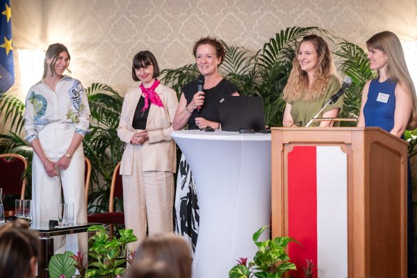 Fünf Damen stehen am Podium im Rahmen einer Fachtagung.