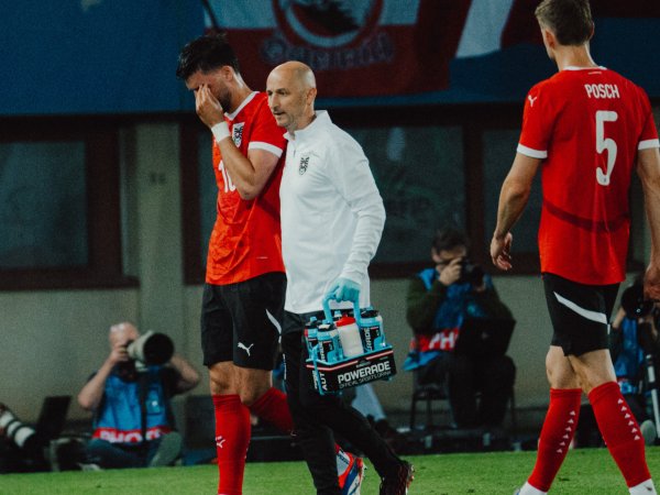 Der Teamarzt des österreichischen Fußball-Nationalteams Michael Fiedler bei der Betreuung der Spieler am Platz.