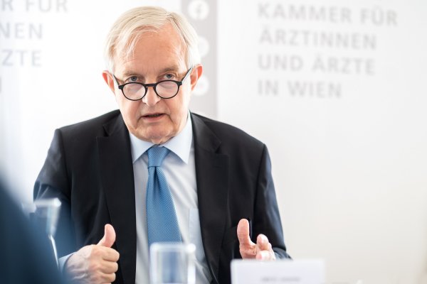 Mann mit blauer Krawatte