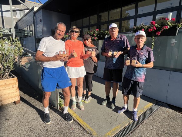 Gruppe mit drei Männern und drei Frauen in Tennisgewand mit Tropähen.