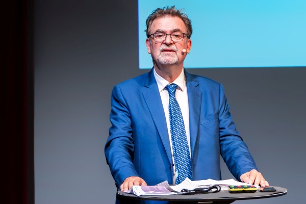 Der Kammerfunktionär Rudolf Schmitzberger spricht gerade im Rahmen des Wiener Impftags 2026.