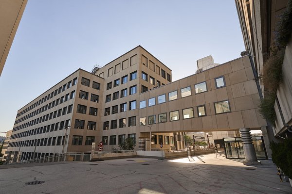 Ein Foto eines neuen Medizinzentrums am Campus des AKH
