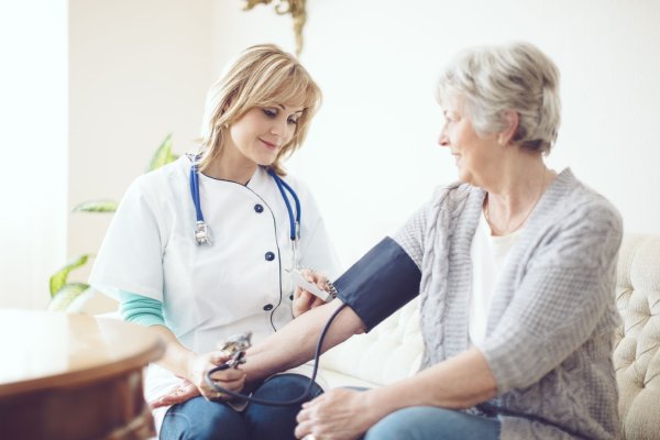 Eine Ärztin misst den Blutdruck einer Patientin.